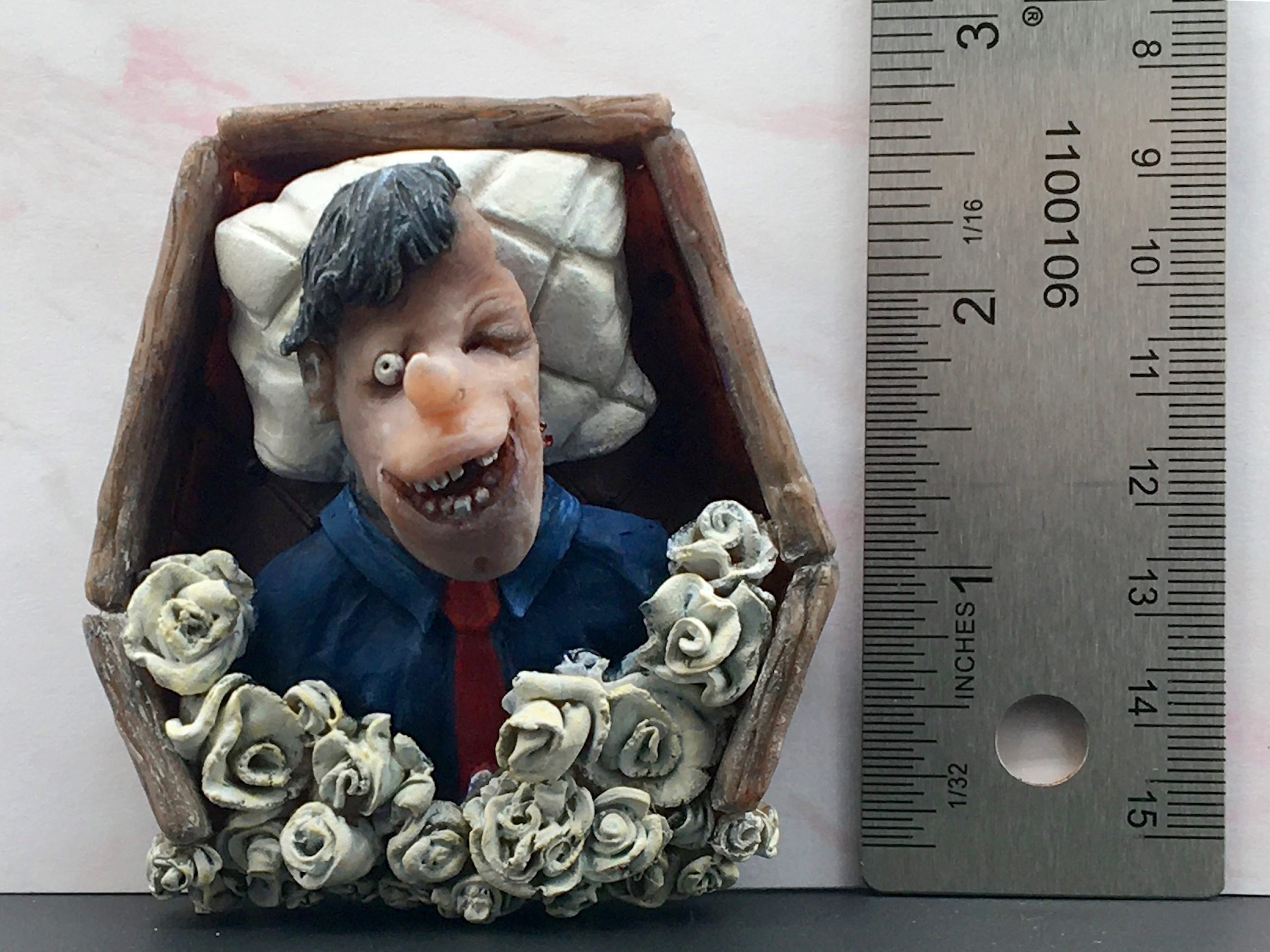 frames-of-horror-miniature-sculpture-2023-oblivious-grinner-front-with-ruler-web-opt